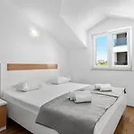 S By Guide * Vodice