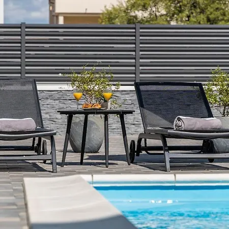 S By Guide * 沃迪切