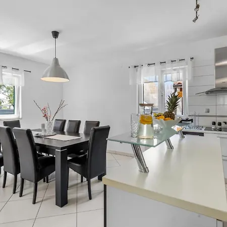 S By Guide Villa Vodice