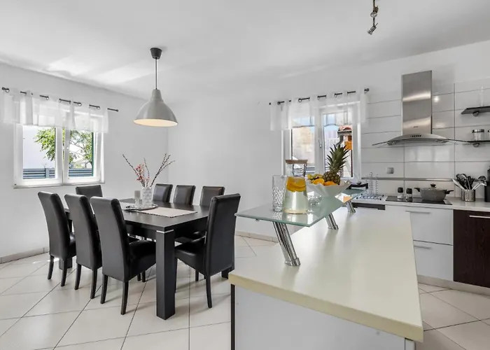 S By Guide Villa Vodice